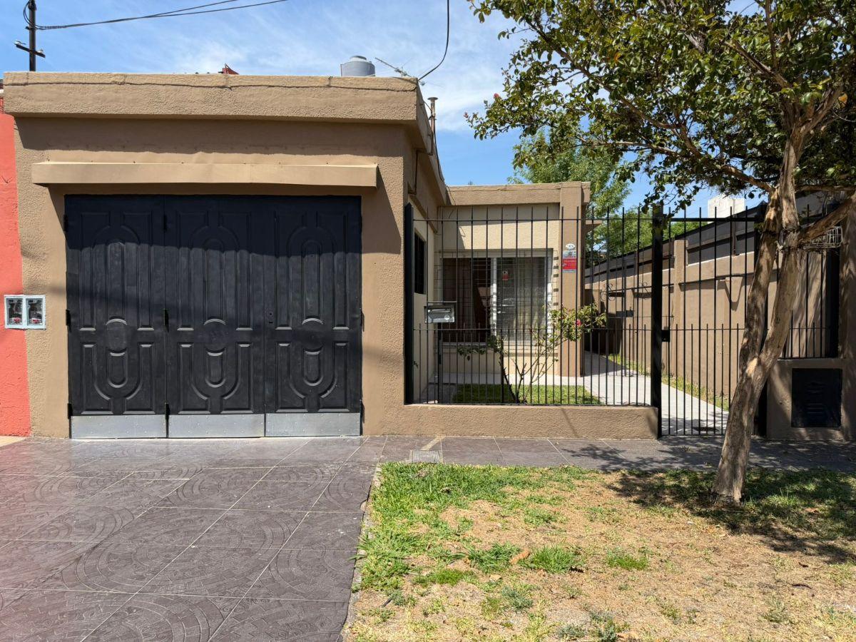 Casa PH 3 ambientes con patio y cochera en Castelar