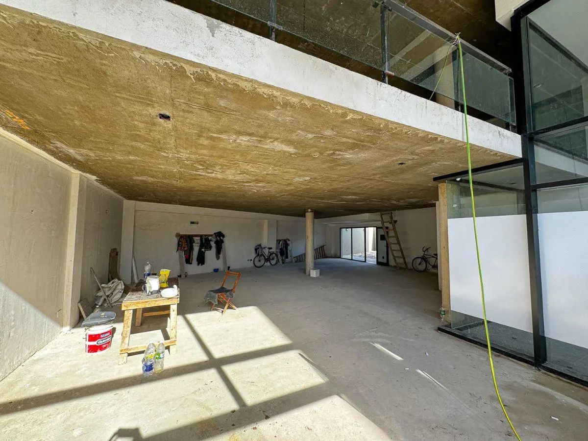 Alquiler local comercial con cochera en Ituzaingo 3