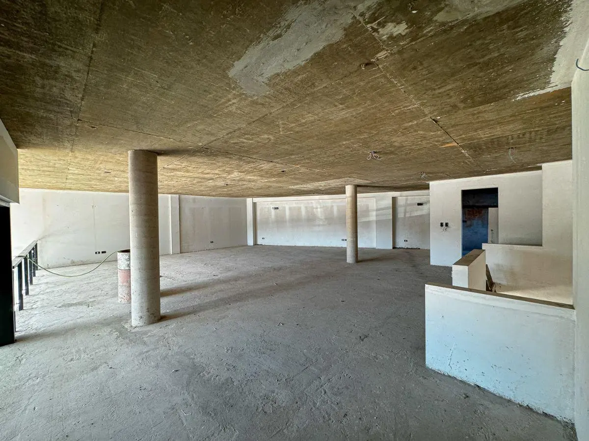 Alquiler local comercial con cochera en Ituzaingo 4