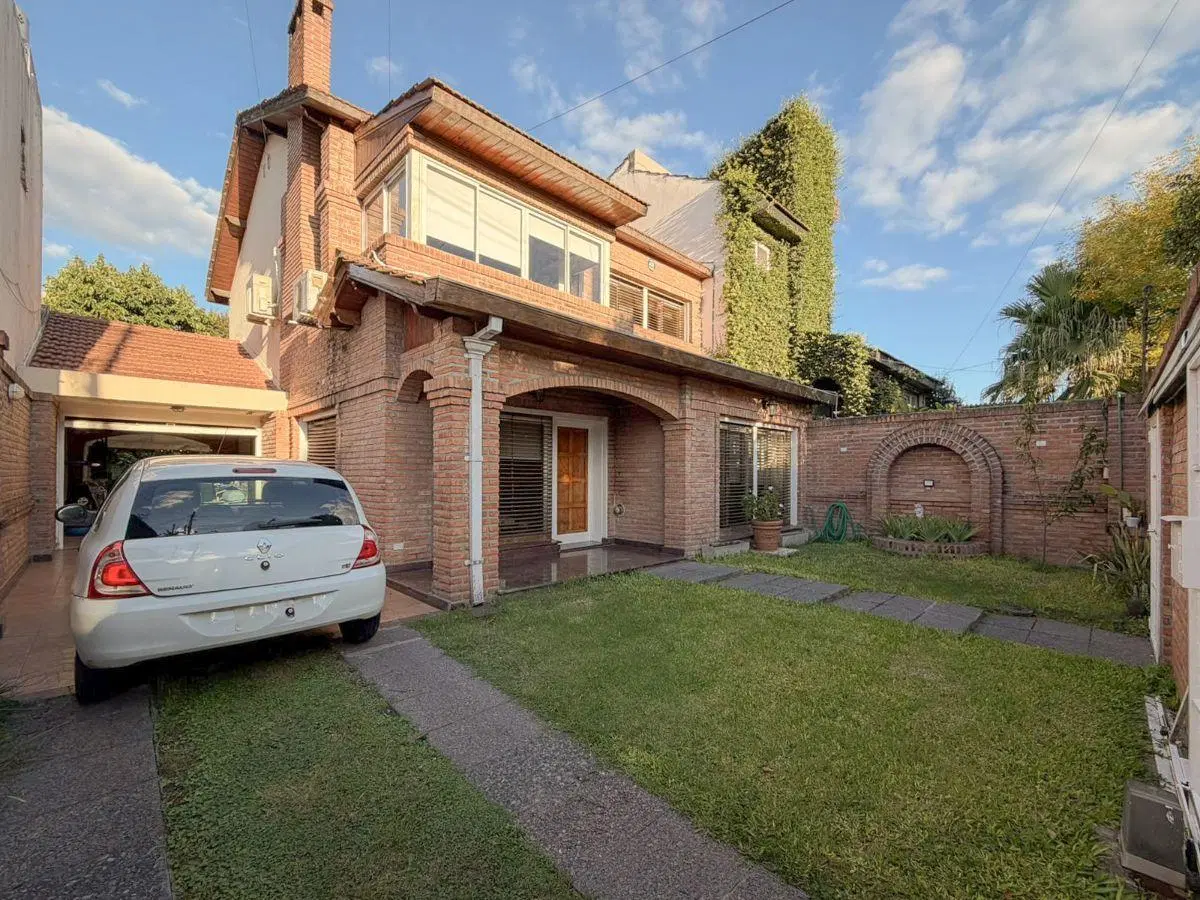 Casa 5 ambientes con pileta en Castelar 3