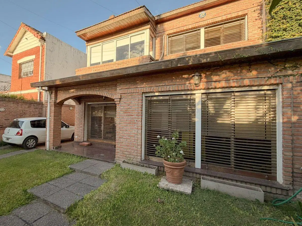 Casa 5 ambientes con pileta en Castelar 1