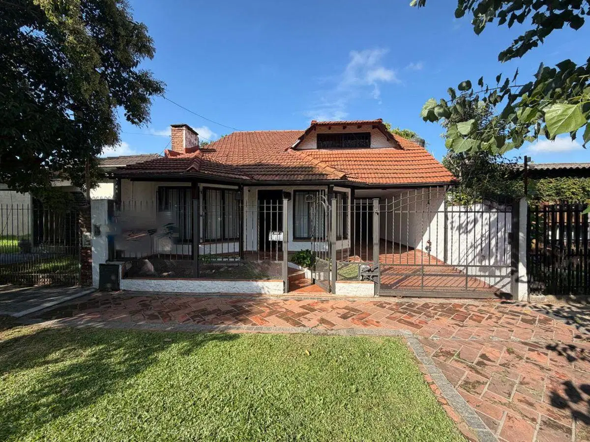 Casa 4 ambientes con jardin en Ituzaingó 1