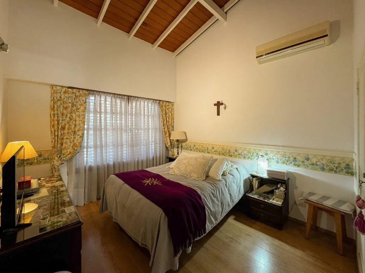 Casa 5 ambientes con pileta en Castelar 4