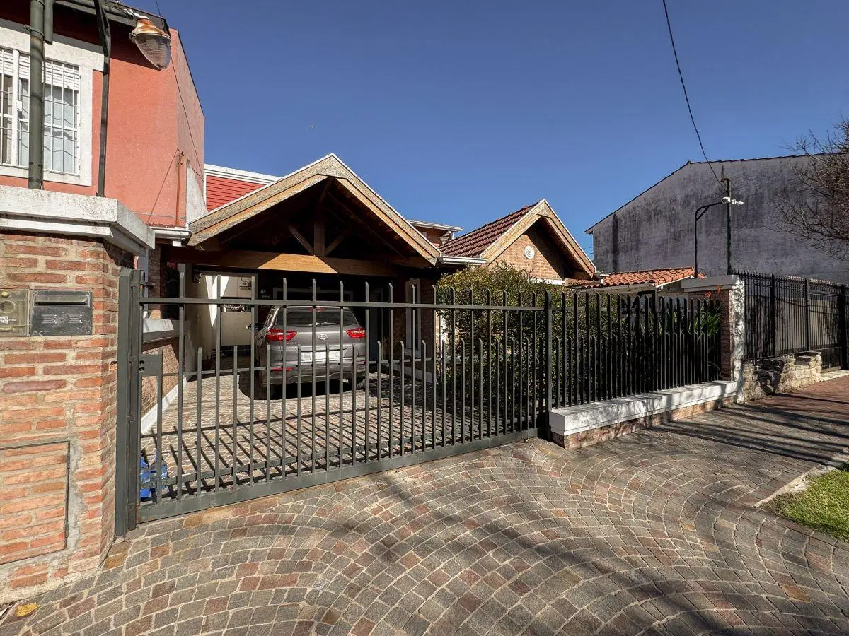 Casa 5 ambientes con pileta en Castelar 1