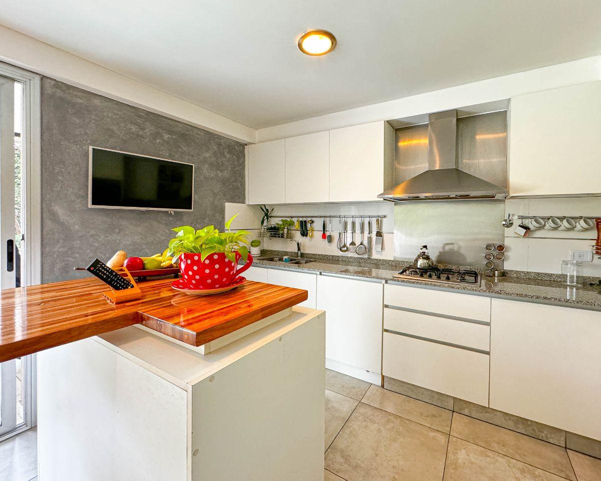 Foto de Casa 4 ambientes con pileta en Castelar, imagen 4