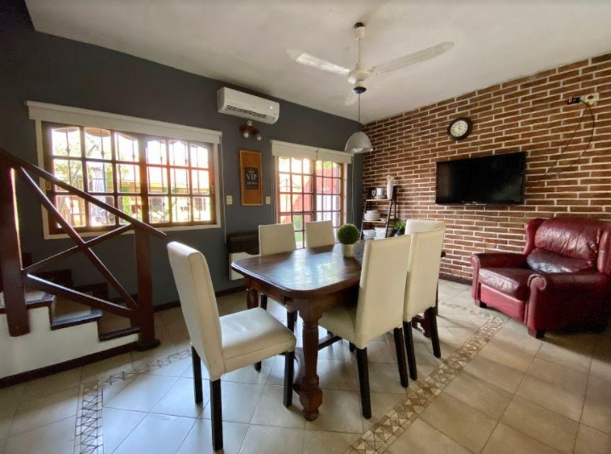 Foto de Casa 5 ambientes con pileta en Castelar, imagen 2