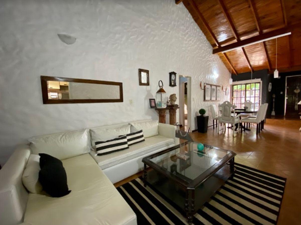 Foto de Casa 5 ambientes con pileta en Castelar, imagen 3