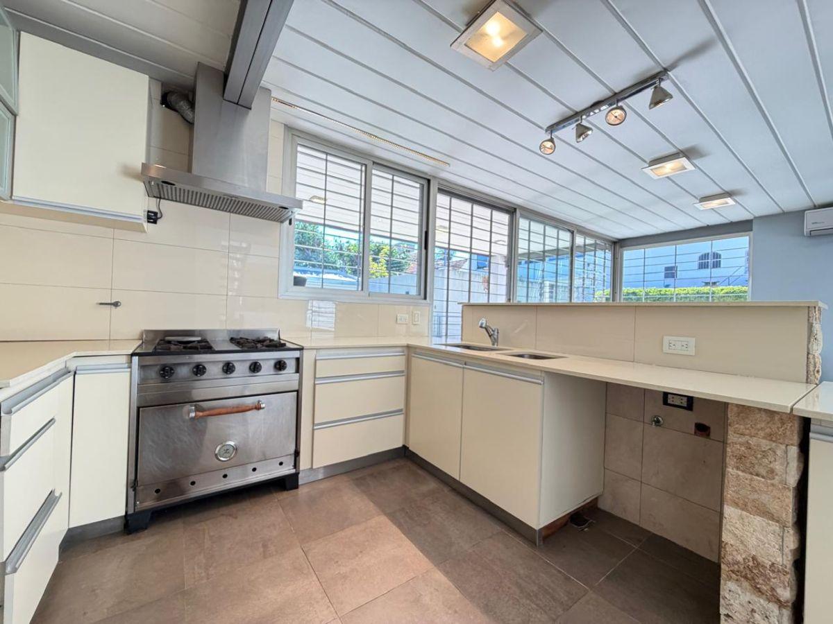 Foto de Casa 5 ambientes con pileta en Castelar, imagen 1
