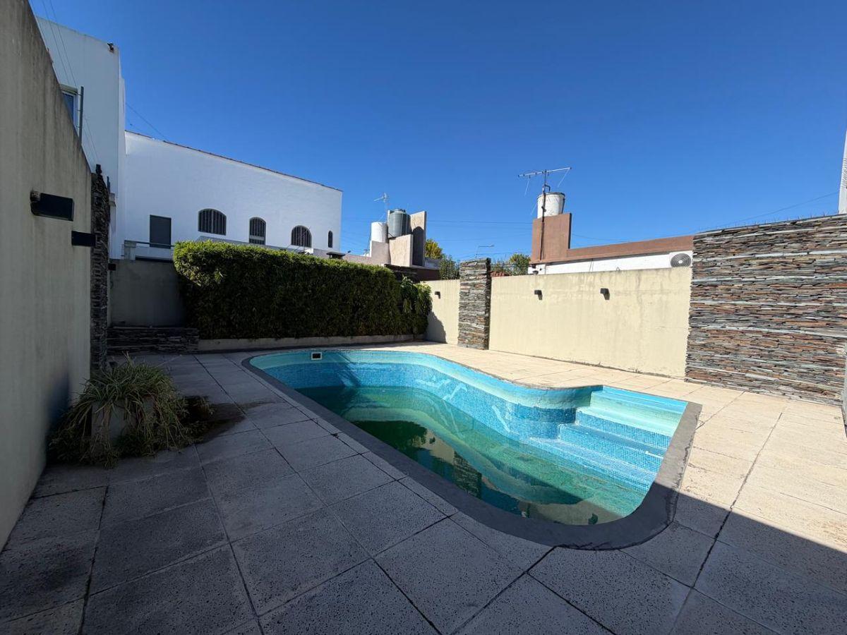Foto de Casa 5 ambientes con pileta en Castelar, imagen 4