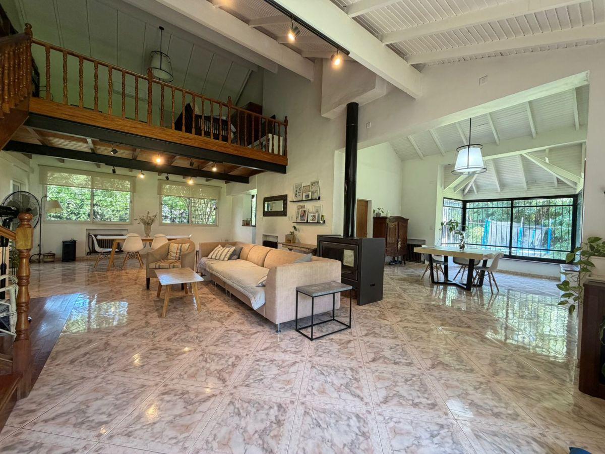 Foto de Casa 4 ambientes con pileta en Parque Leloir, imagen 3