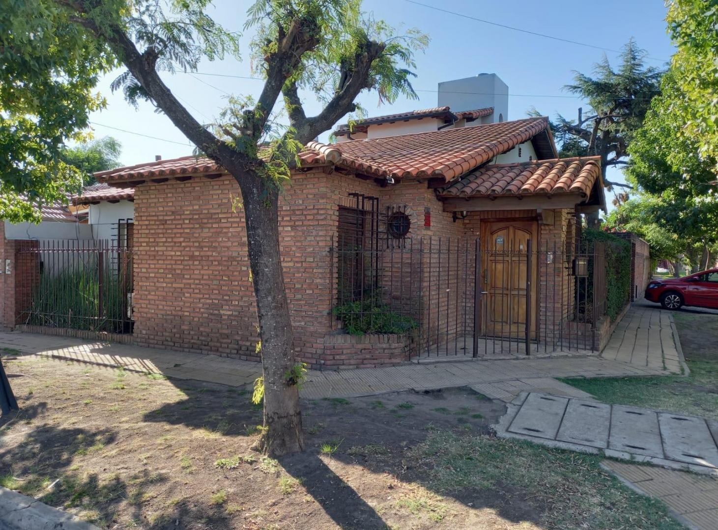 Foto de Venta Casa 6 Ambientes 5 Dormitorios Con Pileta En Castelar, imagen 1