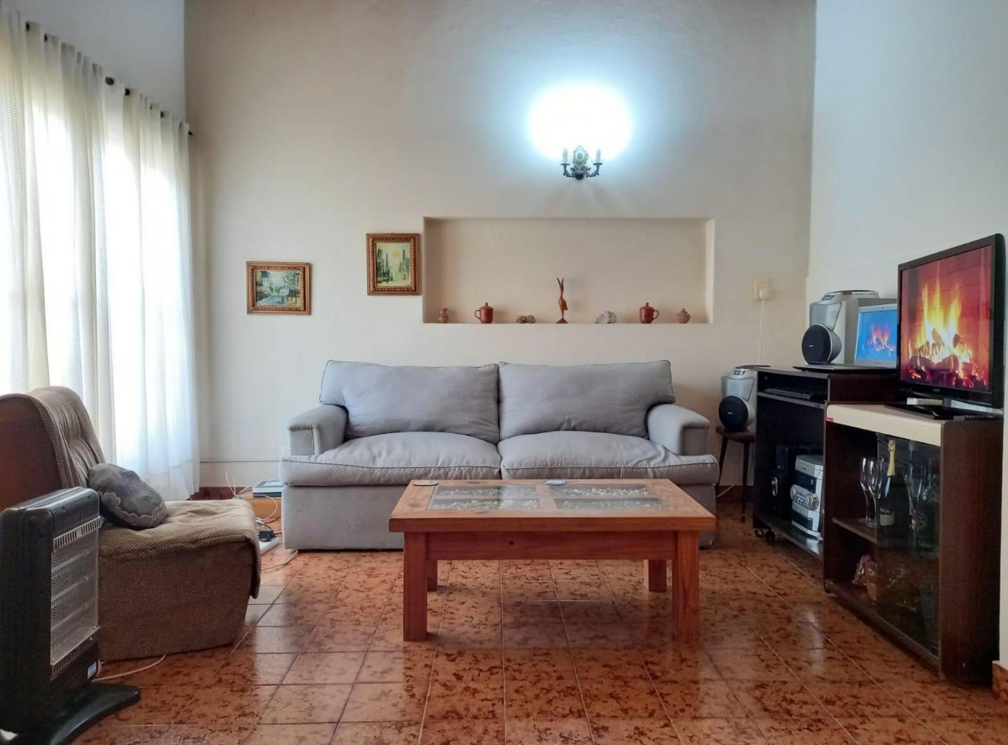 Foto de Casa en venta - MONTES DE OCA 3310 E/DEAN FUNES Y JONTE, CASTELAR NORTE, imagen 2