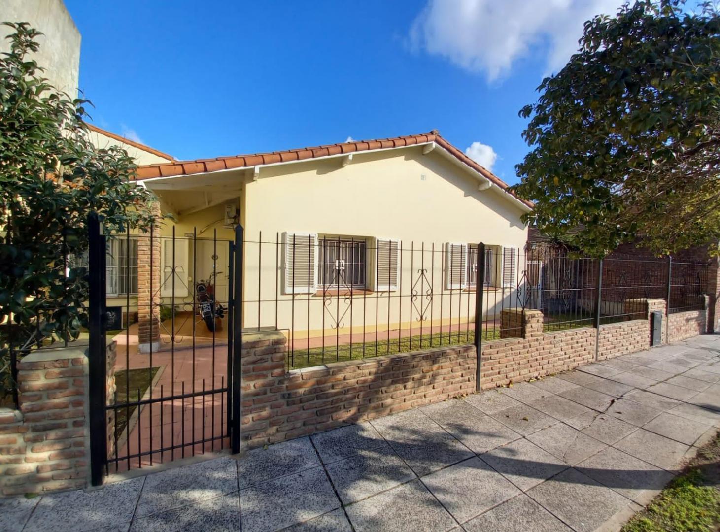 Foto de Casa en venta - MONTES DE OCA 3310 E/DEAN FUNES Y JONTE, CASTELAR NORTE, imagen 1