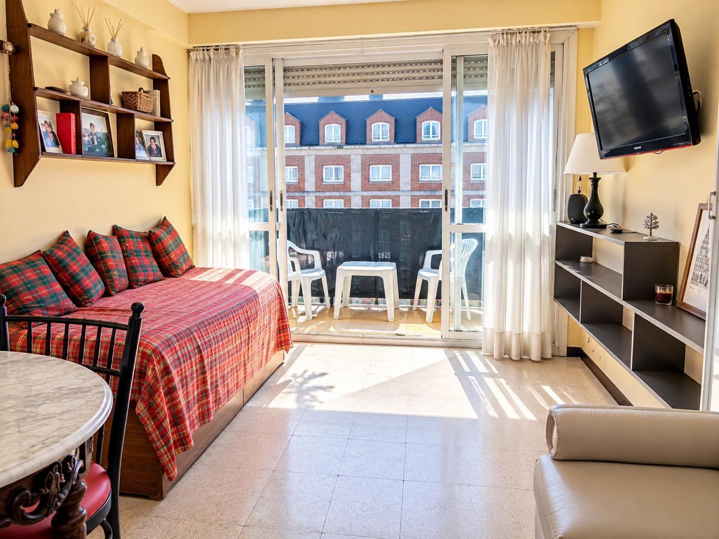 Foto de 1 AMBIENTE A LA CALLE CON BALCÓN Y VISTA PARCIAL AL MAR, imagen 1