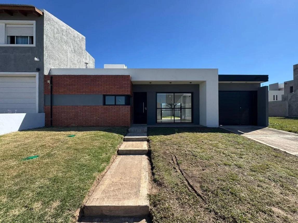 VENDO CASA EN SOLARES DE MANANTIALES