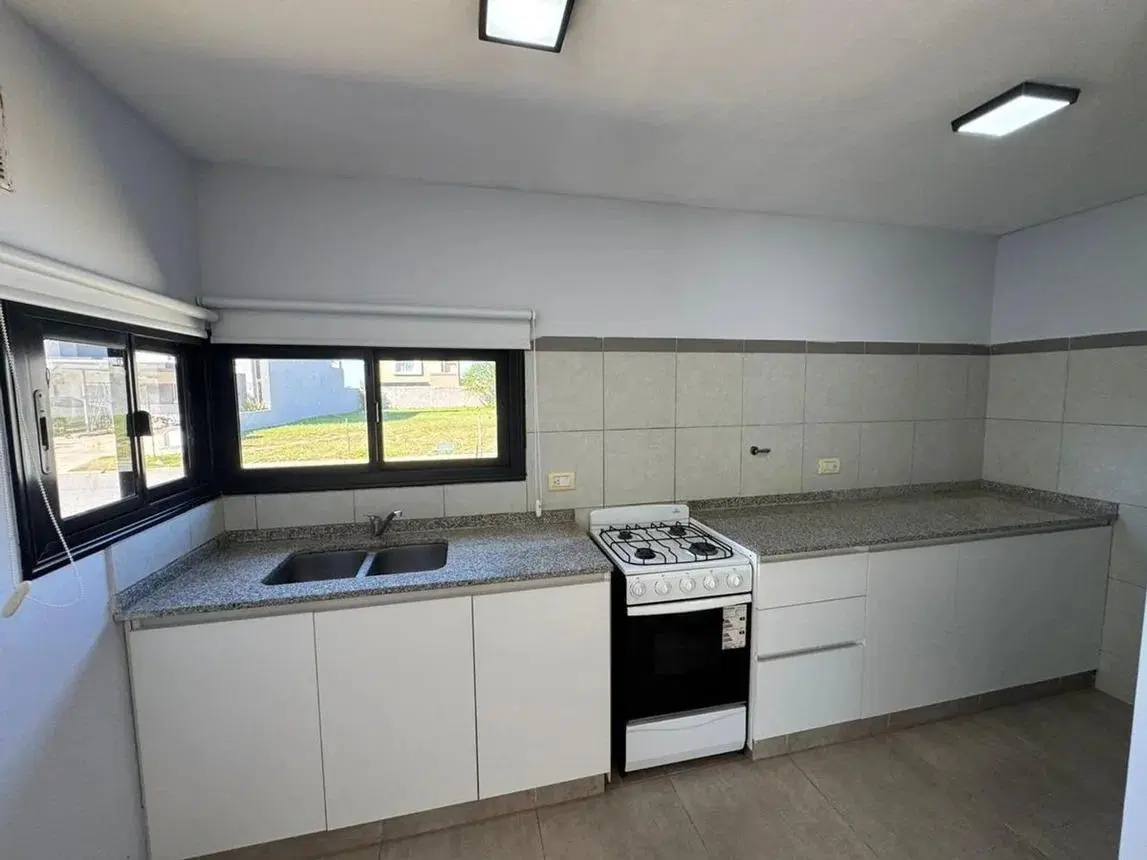 VENDO CASA EN SOLARES DE MANANTIALES 5