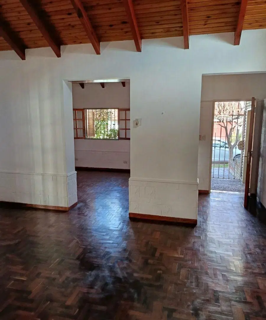 Urca . Hermosa y mantenida casa en Venta. En 1 planta 3 dorm. 2 baños. Muy luminosa. 2