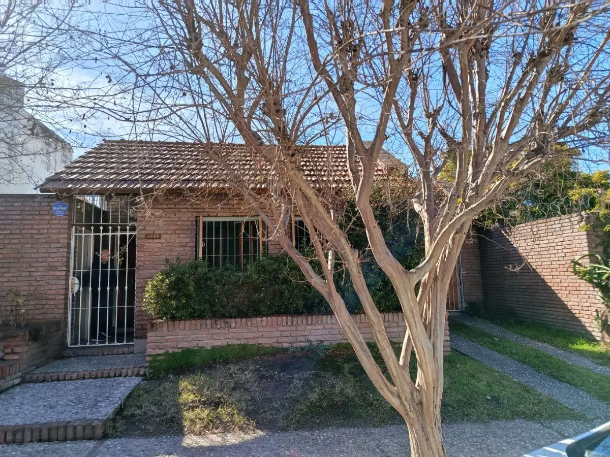 Urca . Hermosa y mantenida casa en Venta. En 1 planta 3 dorm. 2 baños. Muy luminosa. 3