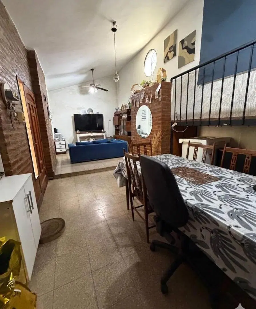Casa de 183 m² con 2 dormitorios y cochera doble en venta en Santa Isabel 3
