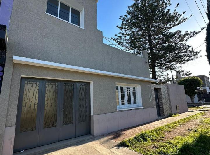 Casa en alquiler 4 ambientes en Haedo con parque y quincho! 2