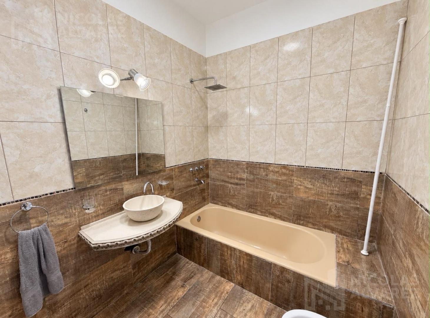 Foto de Alquiler Casa 4 ambientes con cochera y parrilla! - Ramos Mejía, imagen 2