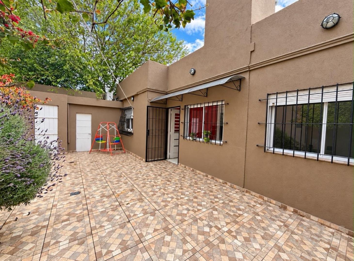 Foto de Alquiler Casa 4 ambientes con cochera y parrilla! - Ramos Mejía, imagen 1