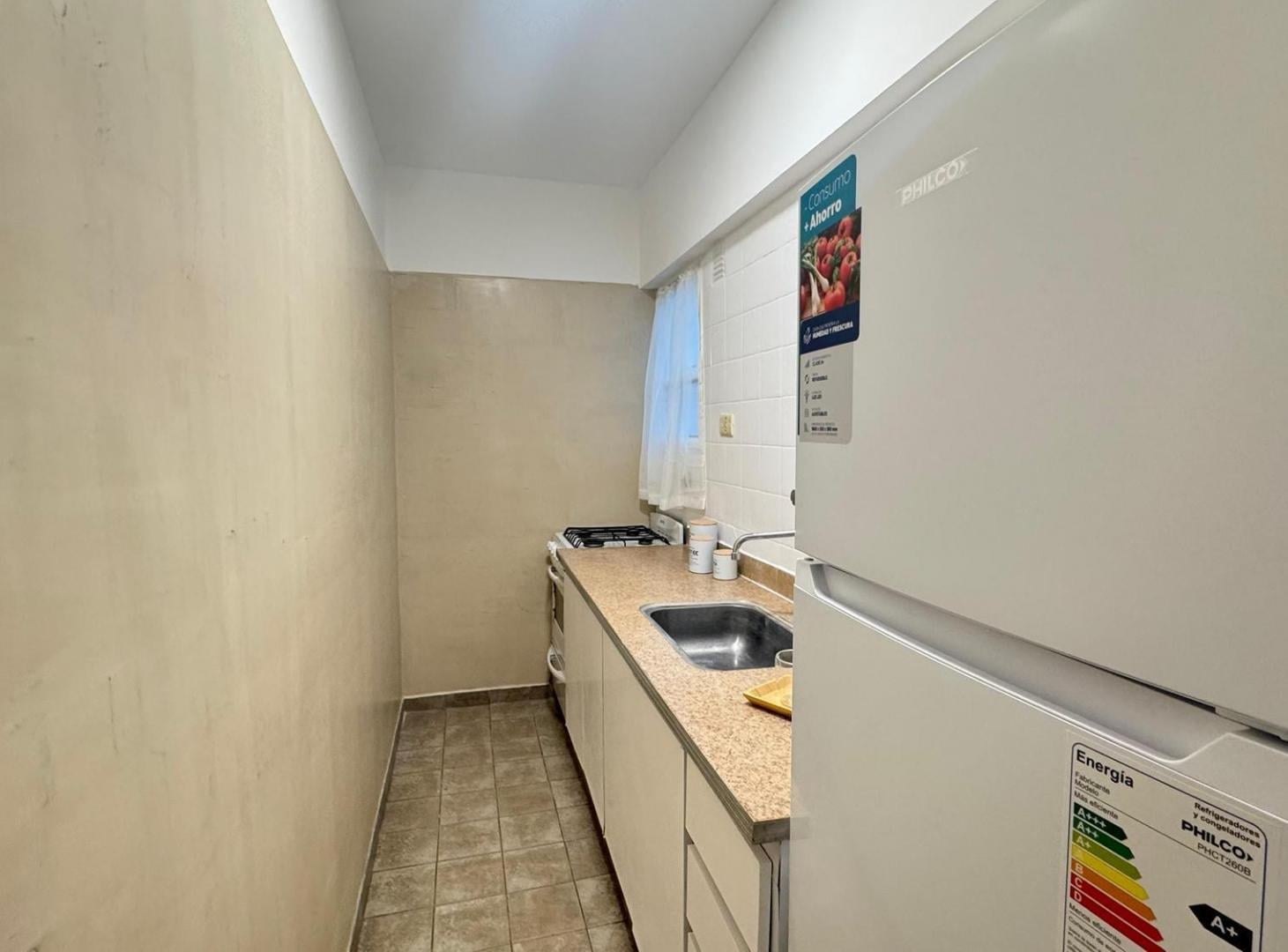 Foto de 2 ambientes al frente con balcon reciclado. Zona Guemes excelente, imagen 4