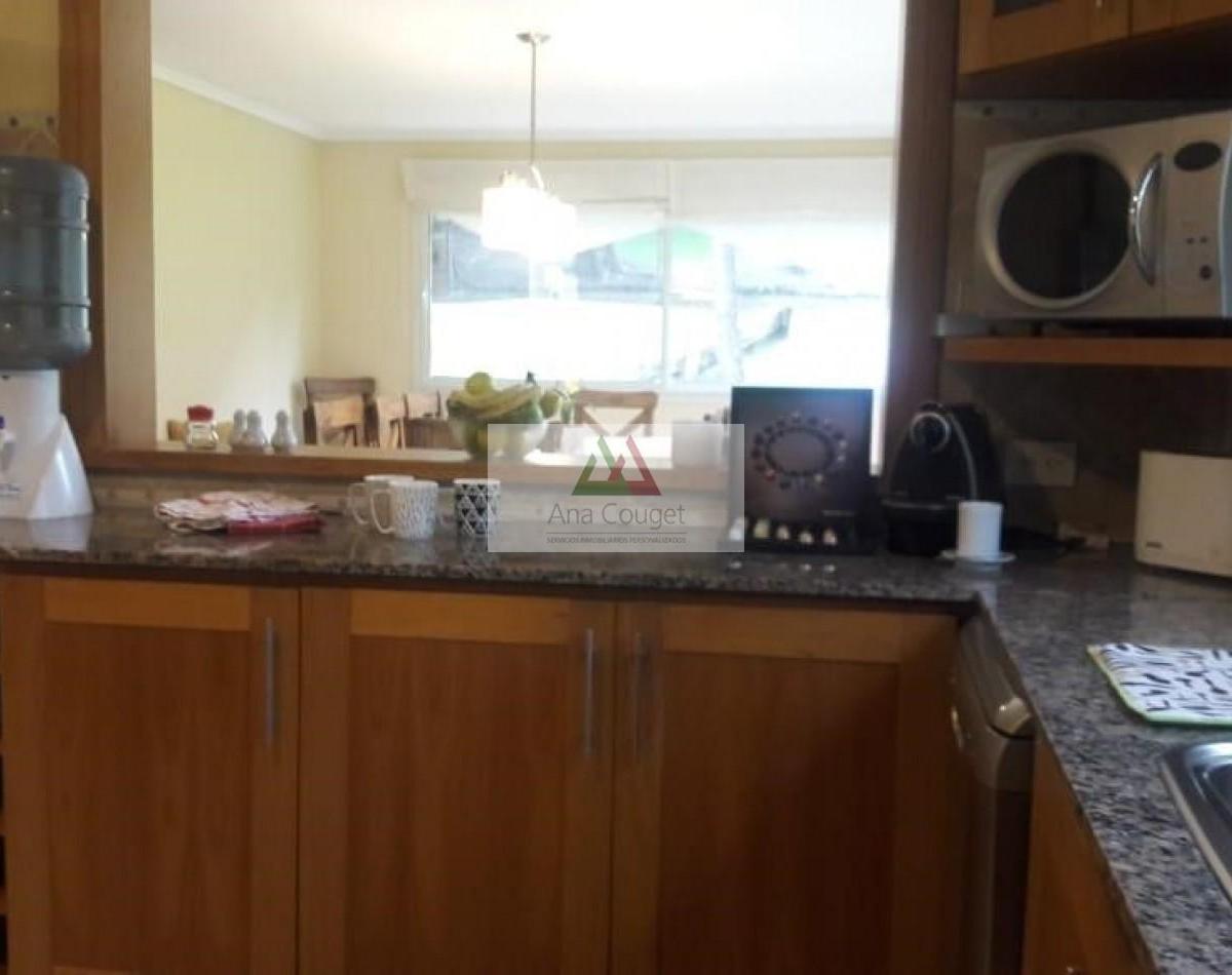Muy linda casa en Carilo con gran parque y piscina climatizada