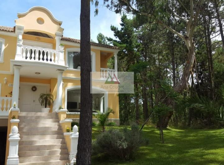 Espectacular casa en Carilo con pileta climaztizada