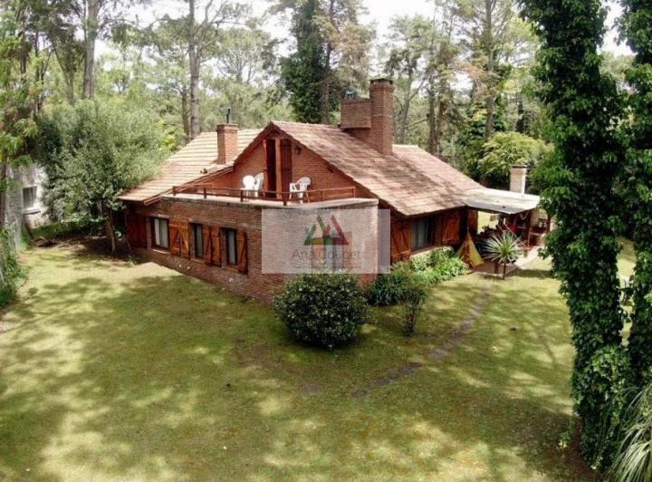 Hermosa casa rodeada de bosque en lugar muy tranquilo de Carilo.
