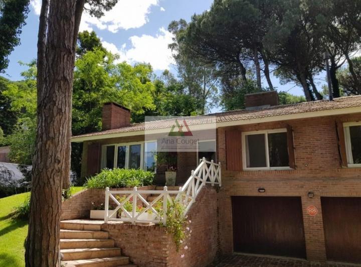 Gran casa en excelente ubicacion en Carilo.-