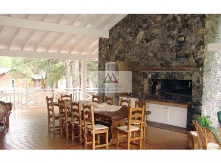 Foto de Esplendida casa con amplias galerias exteriores con vista al bosque., imagen 4