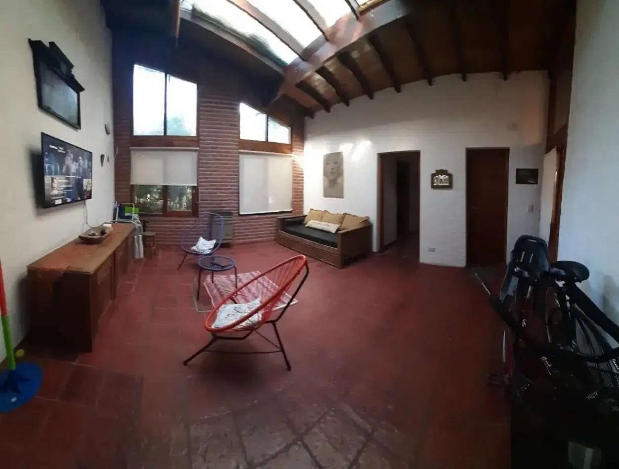 Excelente casa con pileta en el bosque de Carilo 2