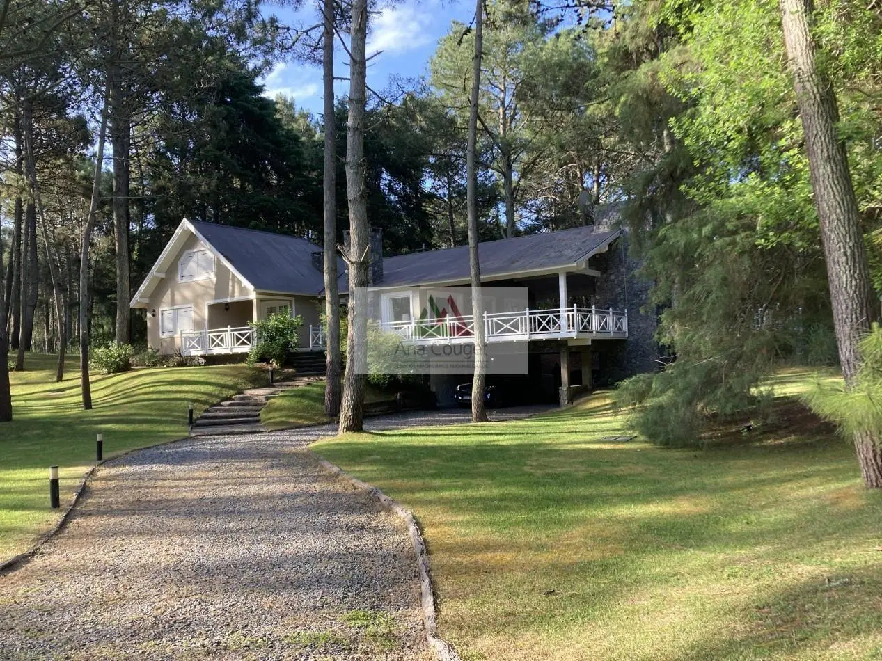 Esplendida casa con amplias galerias exteriores con vista al bosque. 8
