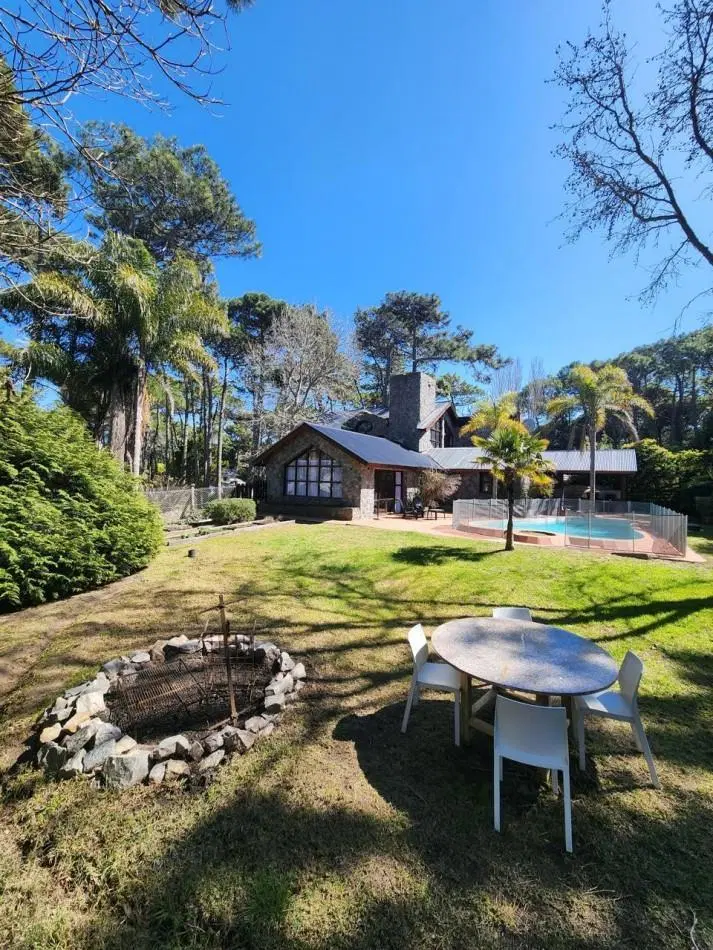 Gran casa en Carilo a 150 mts de mar en excelente ubicacion. 2