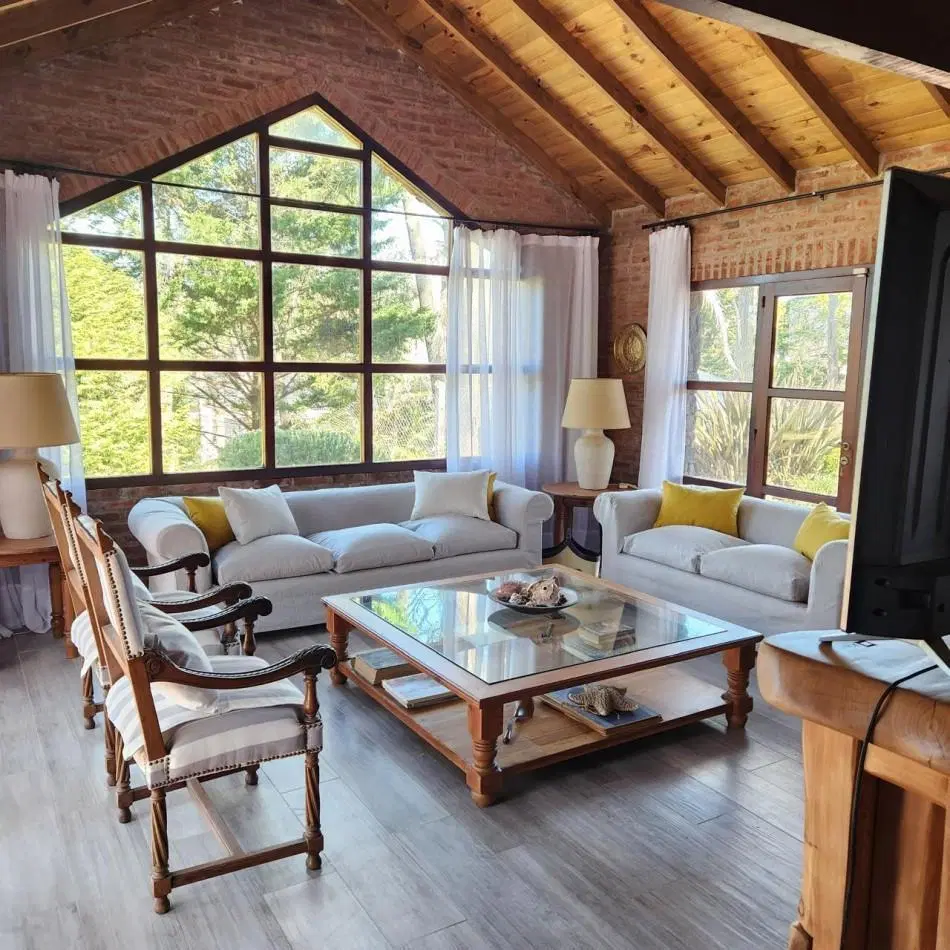 Gran casa en Carilo a 150 mts de mar en excelente ubicacion. 3
