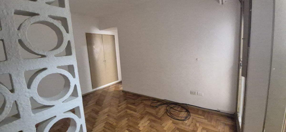 Foto de Excelente departamento de 2 ambientes a una cuadra de Av. Belgrano y a, imagen 2