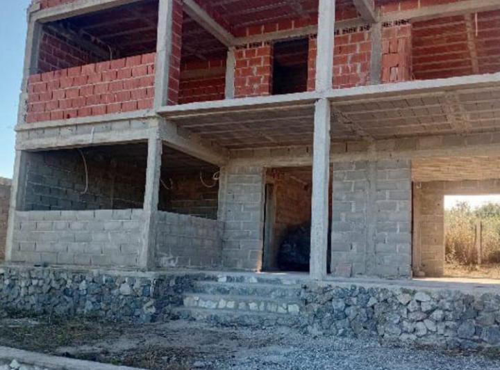 SE VENDE CASA A TERMINAR 210M2 3
