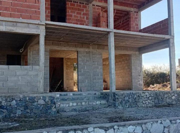 SE VENDE CASA A TERMINAR 210M2 2