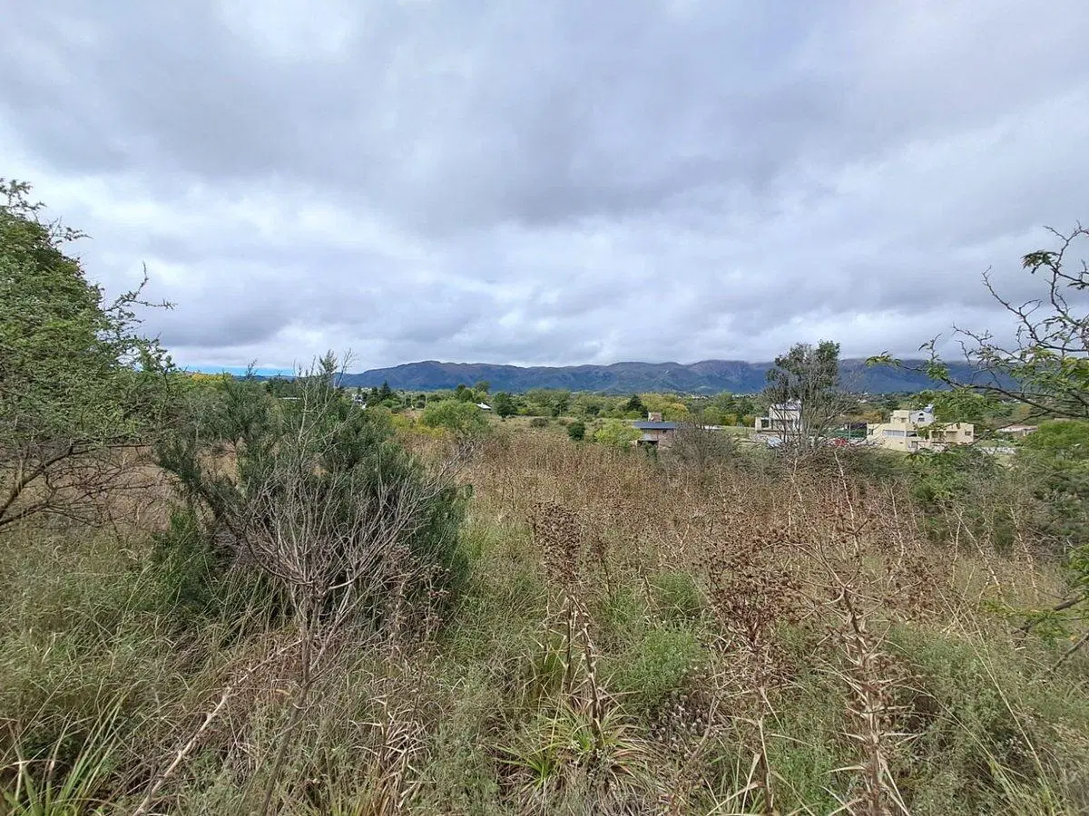 Lote con vista 2050m2 en Villa Giardino 5