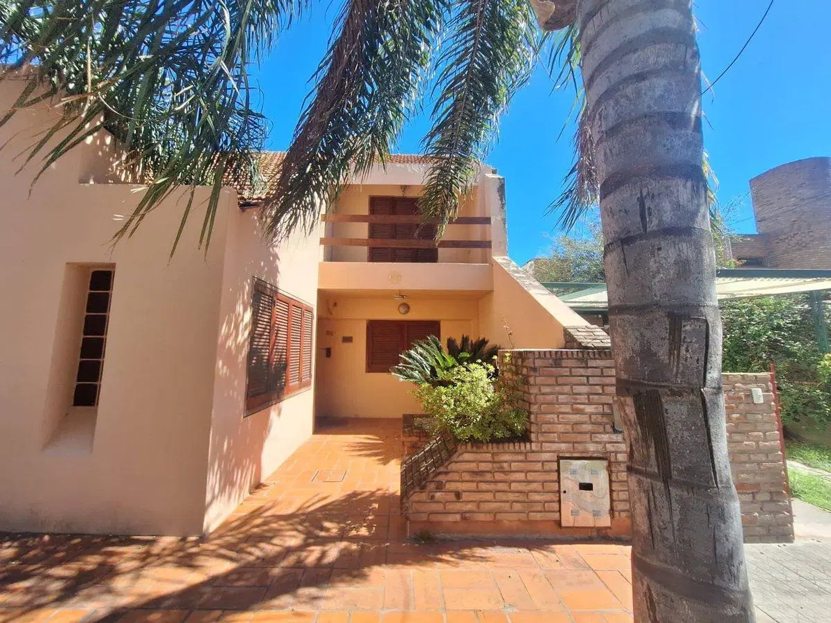 Casa 4 Dormitorios  Pileta en Barrio San Salvador 3