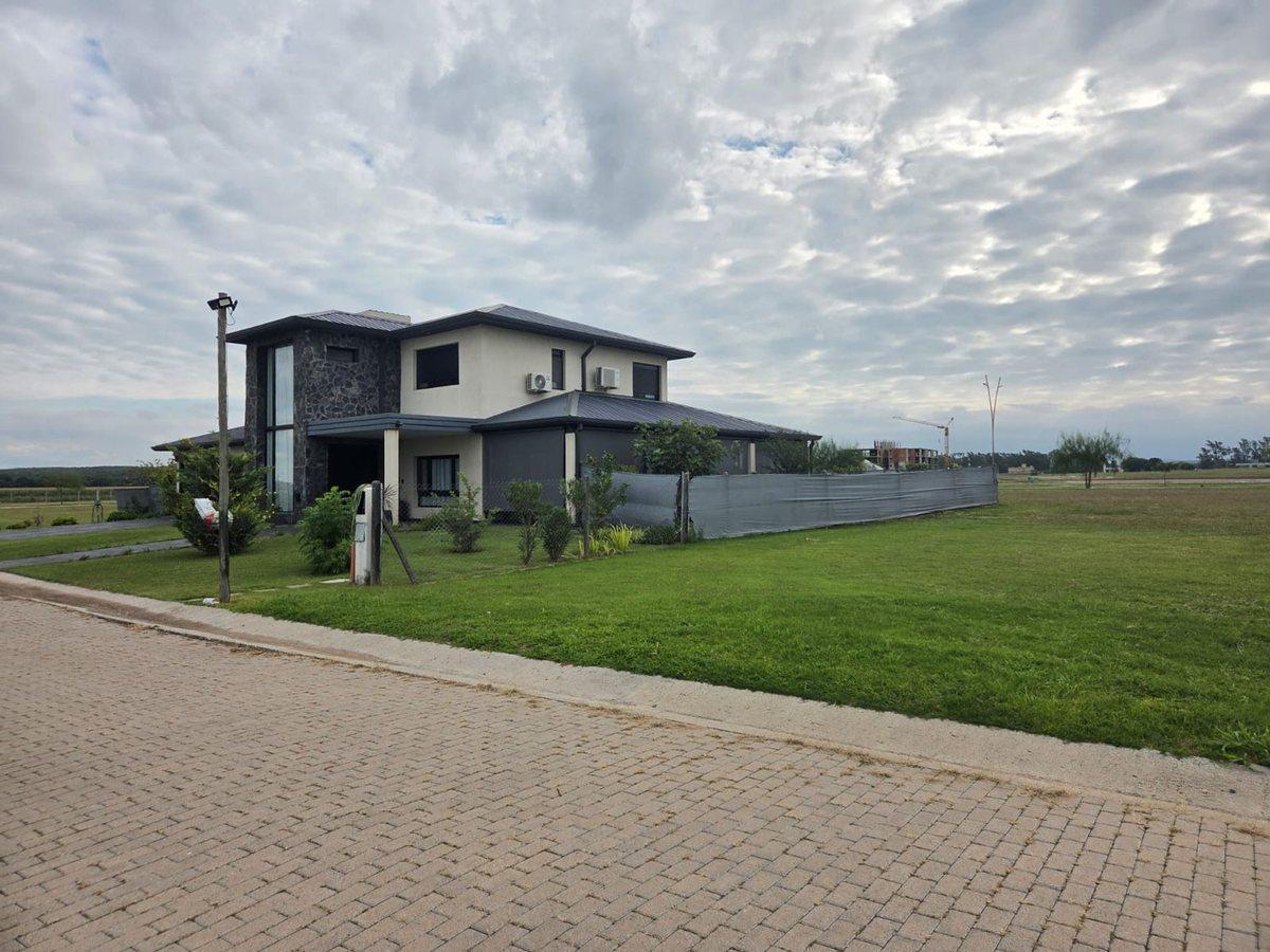 Terreno en barrio privado con laguna y amenities
