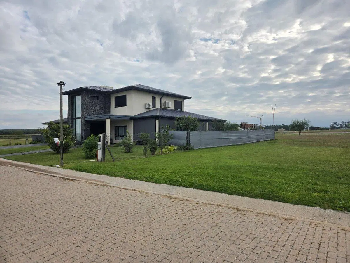 Terreno en barrio privado con laguna y amenities 2