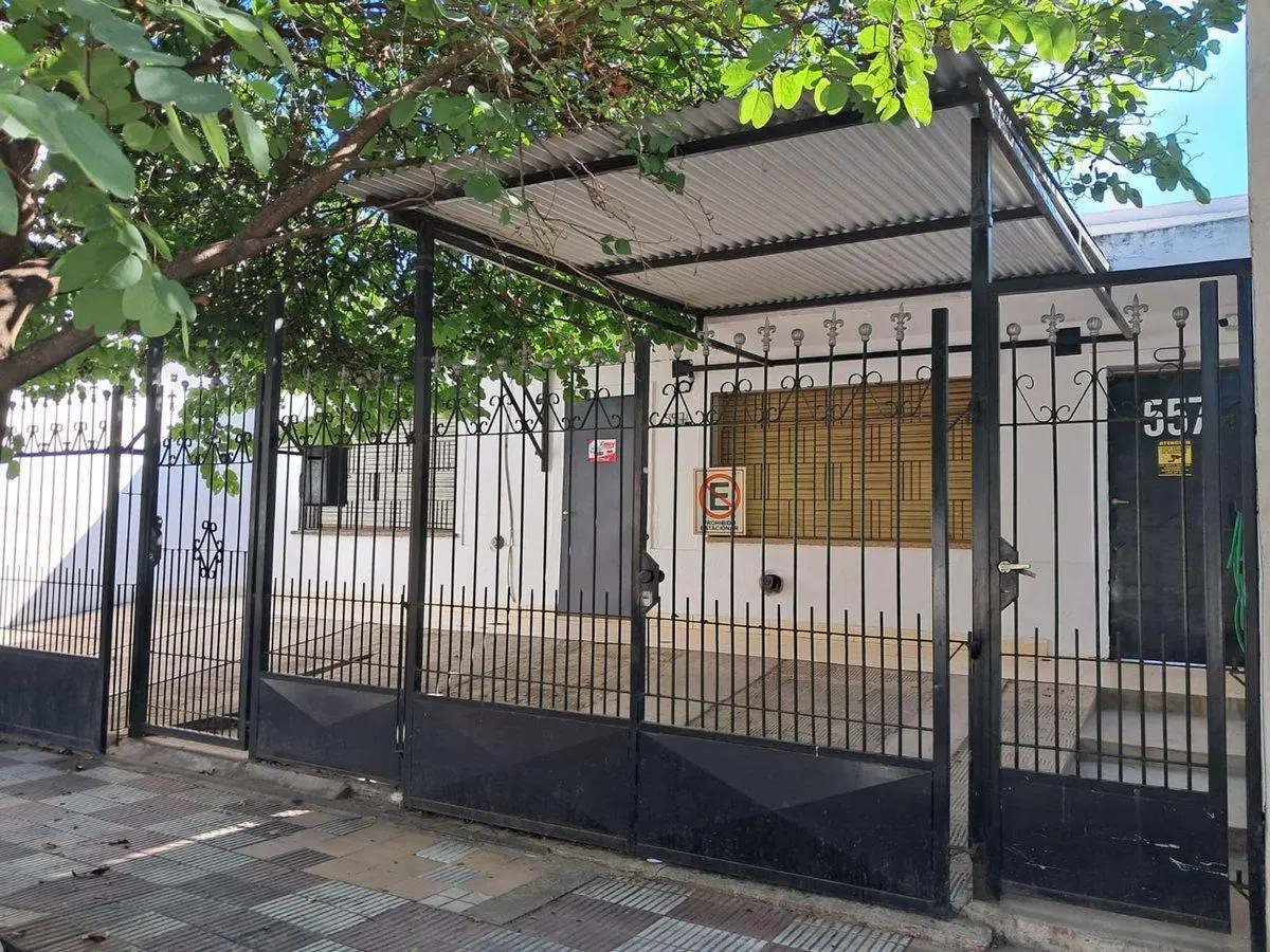 Casa una planta 3 dorm y Dpto Barrio Gral Bustos 4