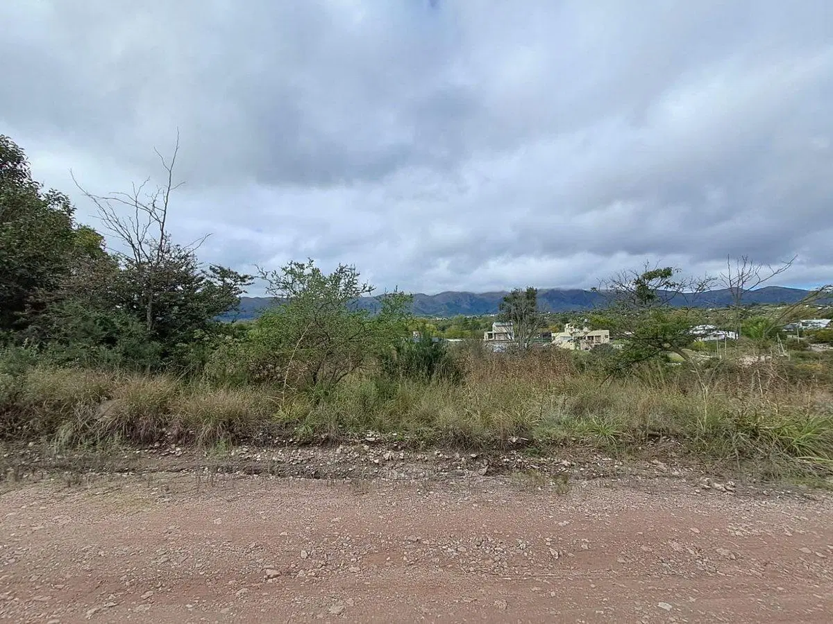Lote con vista 2050m2 en Villa Giardino 4