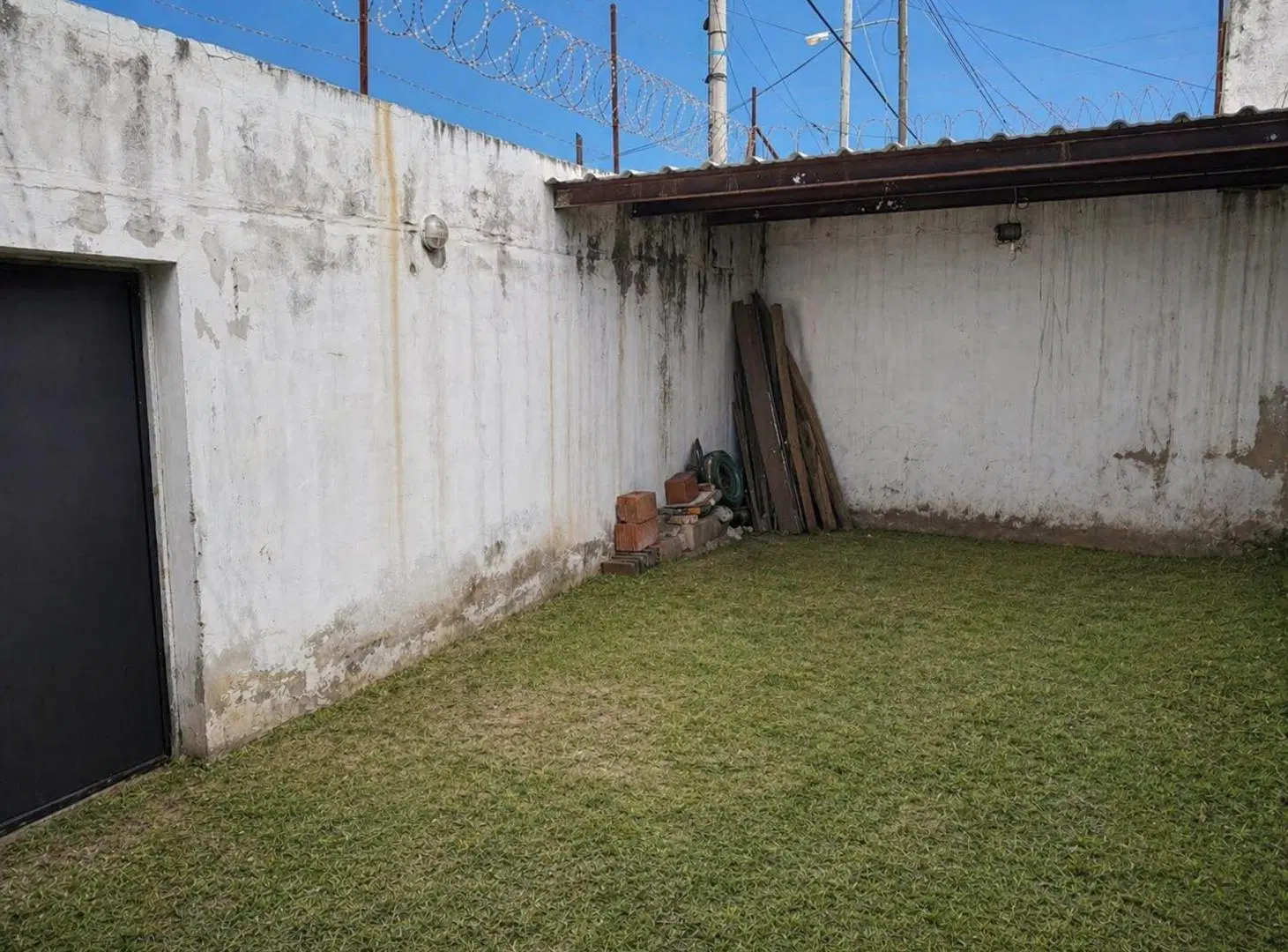 Se alquila local comercial sobre Av Pedernera 2