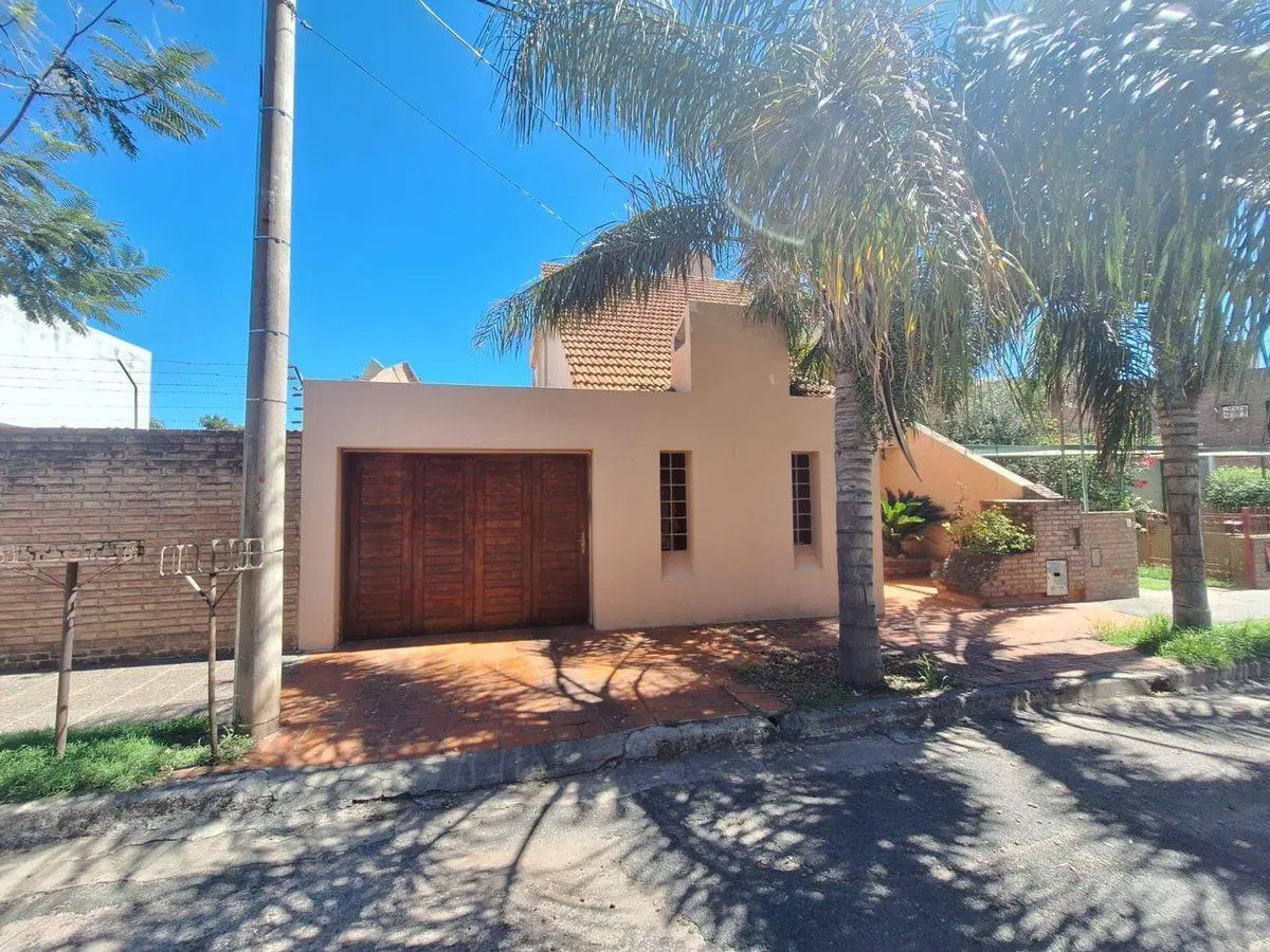 Casa 4 Dormitorios  Pileta en Barrio San Salvador 4