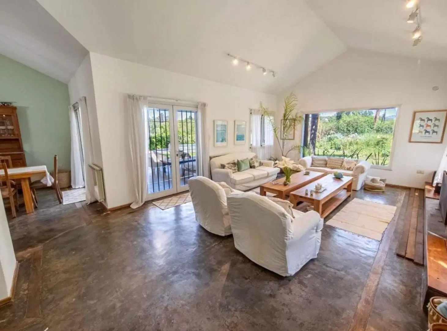 Hermosa casa en villa Rivera Indarte con pileta 3