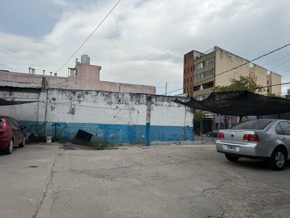 VENTA DE LOTE CON GALPON SOBRE AV ALEM 3