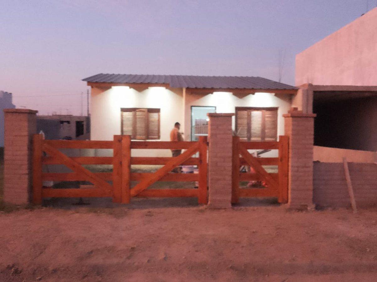 Foto de VENTA CASA 2 DORMITORIOS B° VICOR OPORTUNIDAD, imagen 2